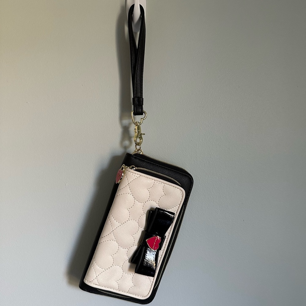 Betsey Johnson • Wristlet Wallet